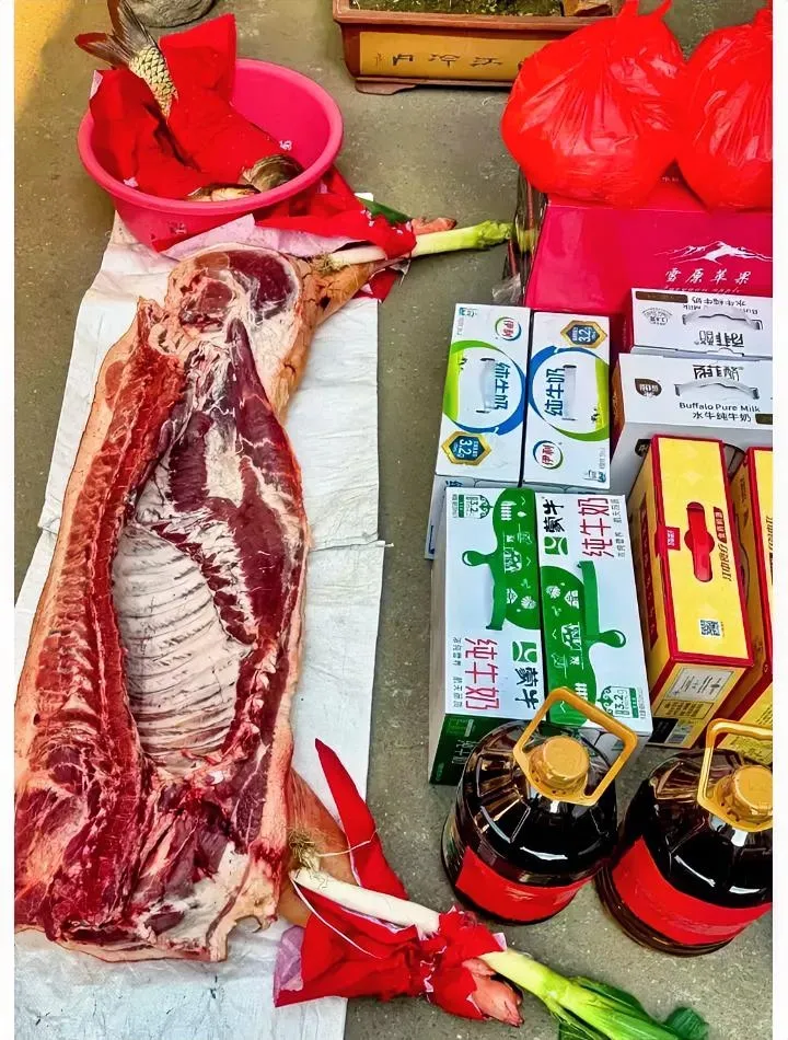 今天真是被气炸了！儿子订婚完，两家人商量结婚流程。女方突然要求，他们家婚宴的钱得