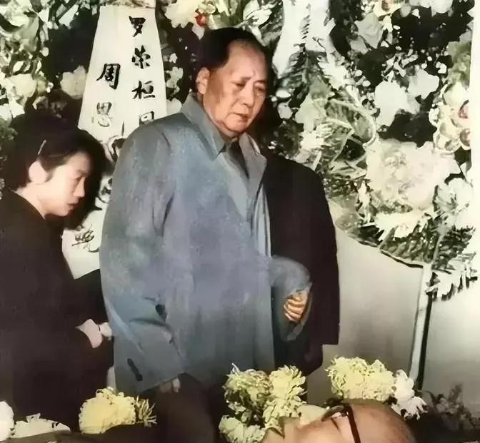 1963年12月17日，罗荣桓元帅辞世，毛主席怀着悲痛的心情，瞻仰遗容，送别战友