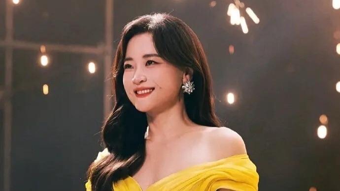 贾玲43岁生日生图曝光！身材苗条状态佳，网友：谁说她又胖了？