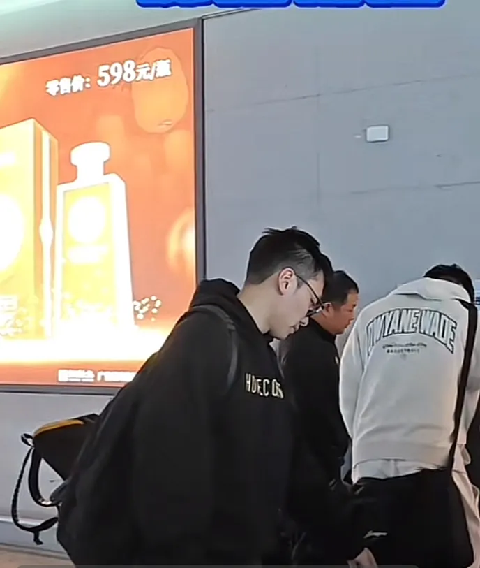 山东男篮已抵达南通，备战明日与江苏肯帝亚的比赛。上一场凭借队长高诗岩的三双，克里