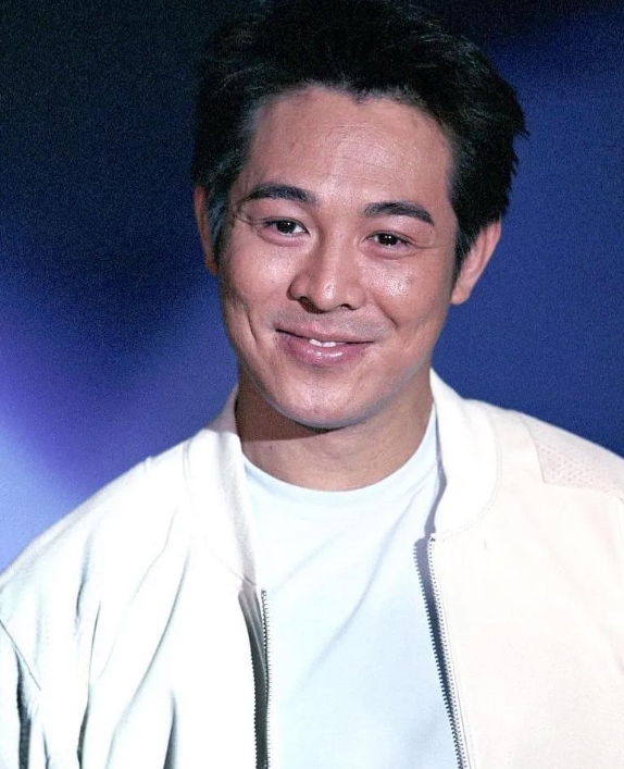 那年，“功夫皇帝”李连杰在视频中说：“有人说我明明加入了新加坡籍，却假装很爱祖国