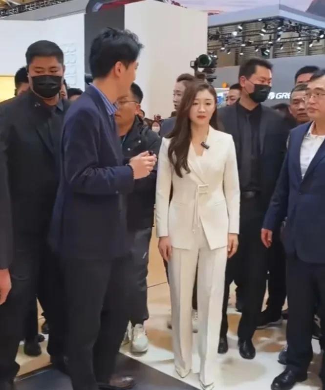 梦姐亲临上海海信展台这气场无敌了！
哈哈，白西装，小细跟，一看就是成功女企业家领