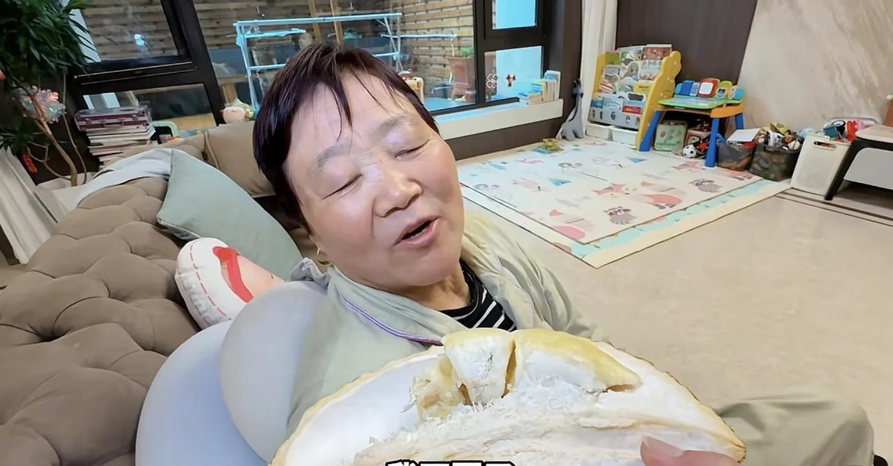 洞妈看着好累啊，不仅要看孩子，还要配合演戏，儿子儿媳闹矛盾，她还得训儿子哄儿媳！