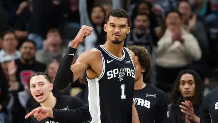 场均24.2分+11板+2.8帽，文班亚马的第三年，已在收割一阵和DPOY