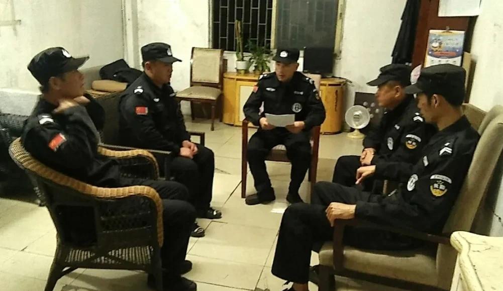 保安也是分几种：有的保安工资也是很高的，上万的都有，养家没问题的。
第一种内保：