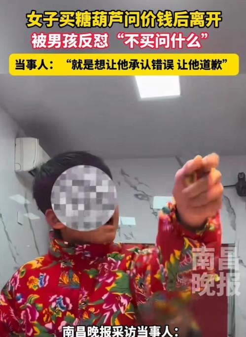 女子在夜市游玩，看到一个小男孩在卖糖葫芦，本想照顾一下生意，但觉得价格太高品相不