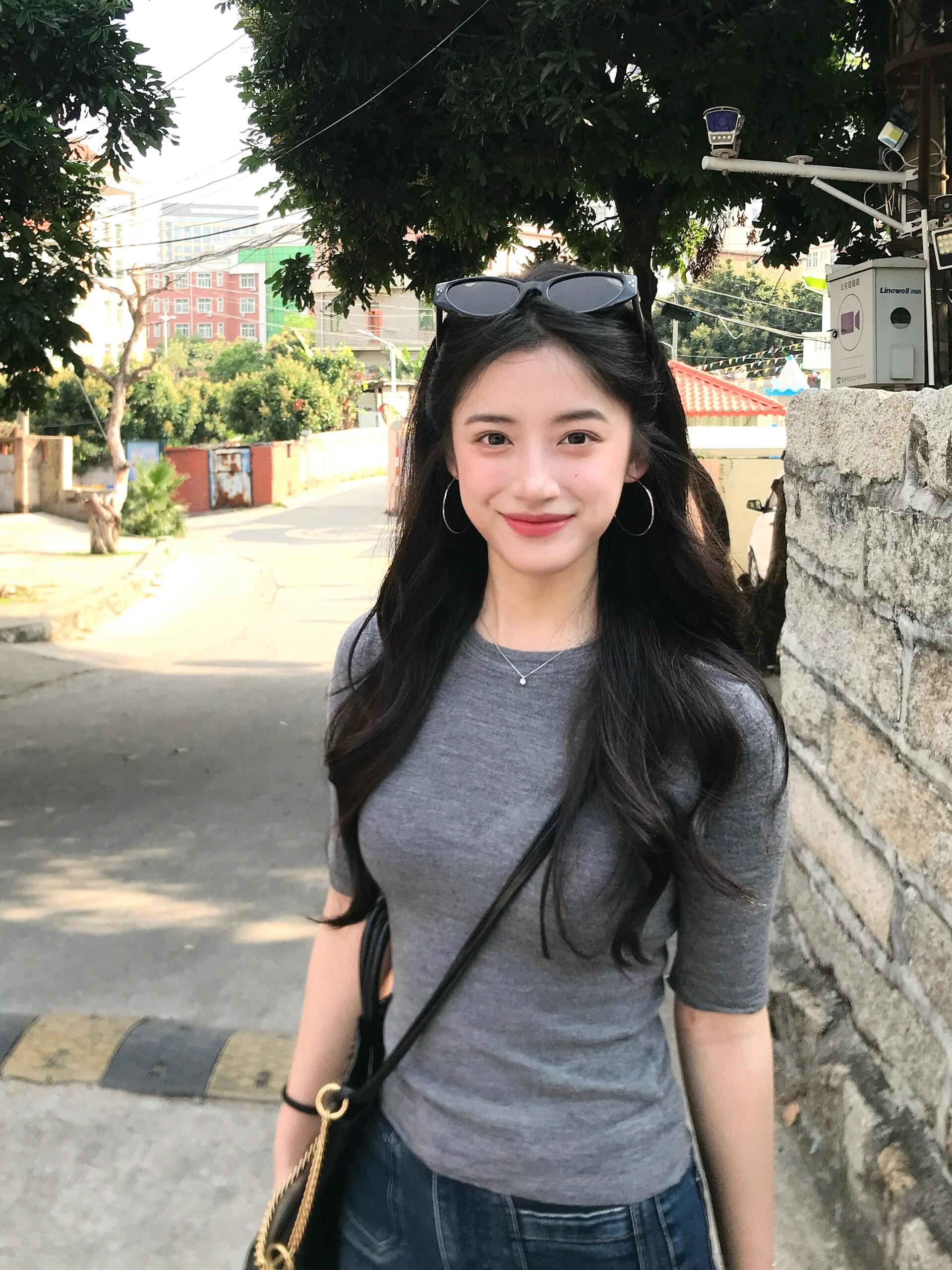 今天陪表妹来外边散散步。