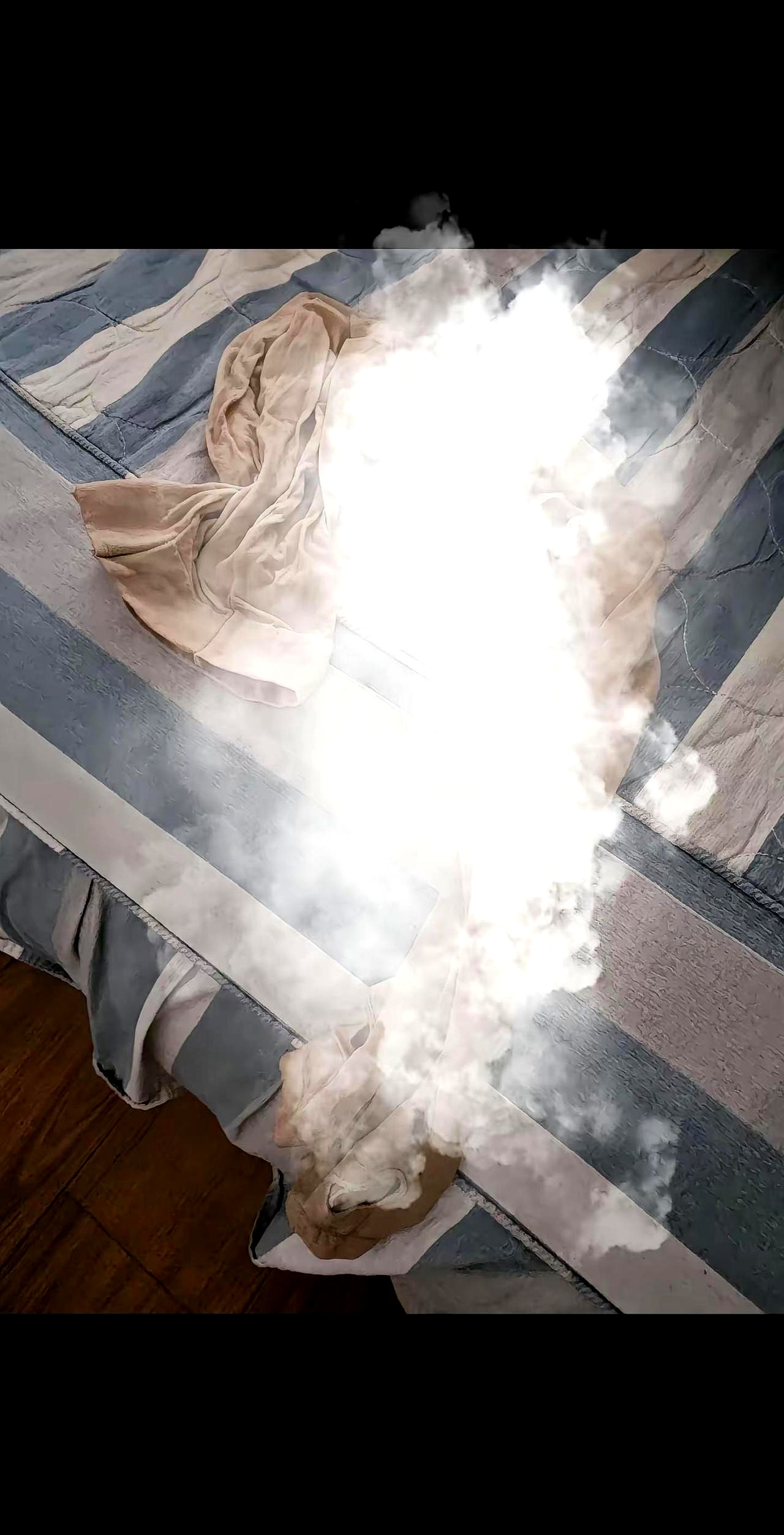 丝袜破洞里的陪读辛酸

一张磨破洞的丝袜照片，最近在网上火了。照片的主人，是