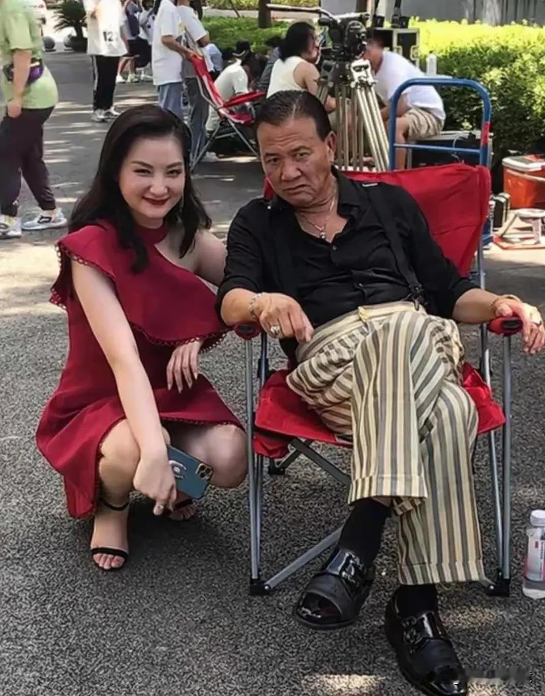 坐在椅子上这个老年人，曾经是香港著名的男星，扮演过众多脍炙人口的角色。 一眼看去