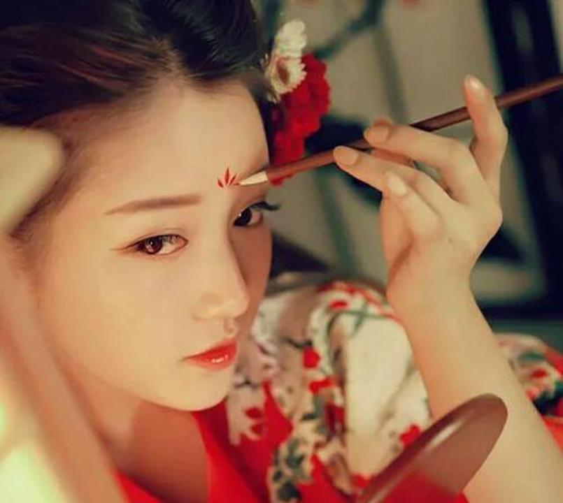 公元762年，郭子仪手下一位将军要远行，便前来告别。正巧，郭夫人和女儿正在梳妆，