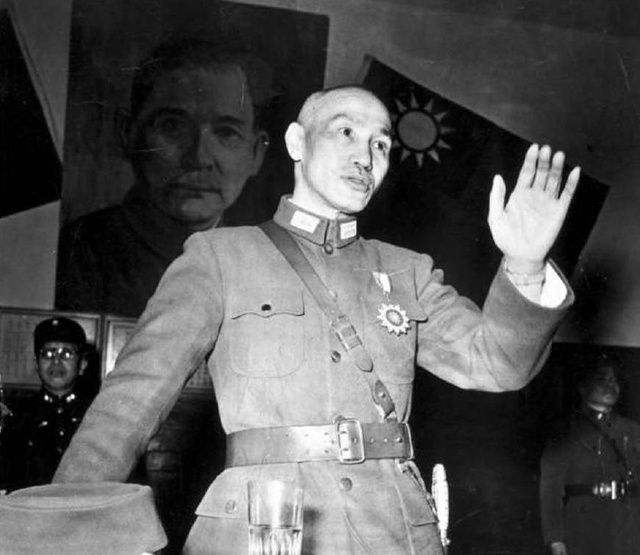 蒋介石1949年主动下野，是因为有两件很重要的事要去做