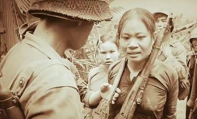 1961 年，美越战争期间，因越南女兵擅长色诱、易容，击杀不少美国大兵。美军竟用