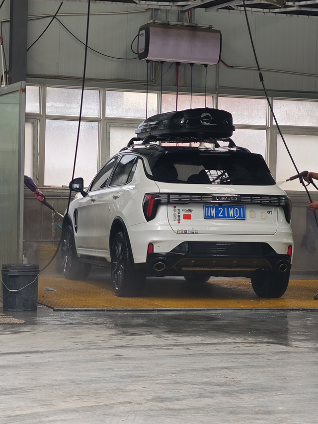 领土完整克不容缓
加了车顶帐篷的领克01尾部看着还是那么帅！
图二花钱拍照更帅更