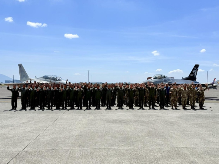 大批 F - 16 与 FA - 50 倾巢而出！美菲刚放话要“抗衡海峡雷霆围台