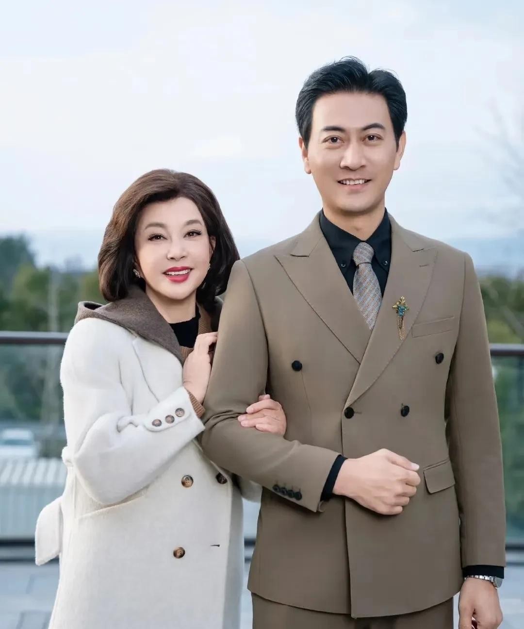 刘晓庆演戏只为谈恋爱





咱就说，刘晓庆这姐真是活明白了！一把年纪还在短剧