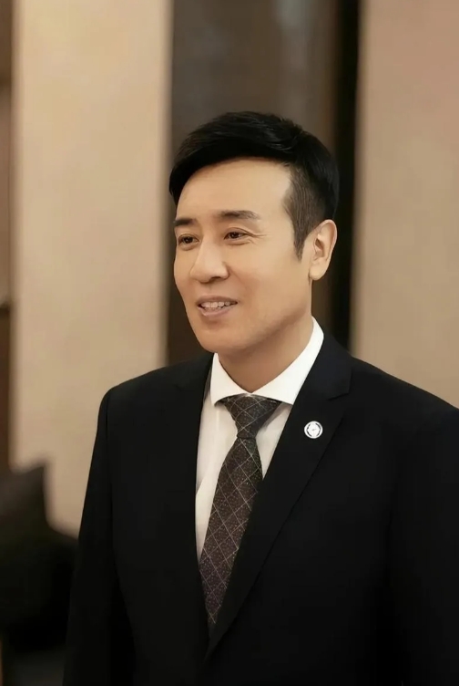 明星也是正常人
       前两天在网上看到一段视频，是于和伟雨夜乘车数小时赶