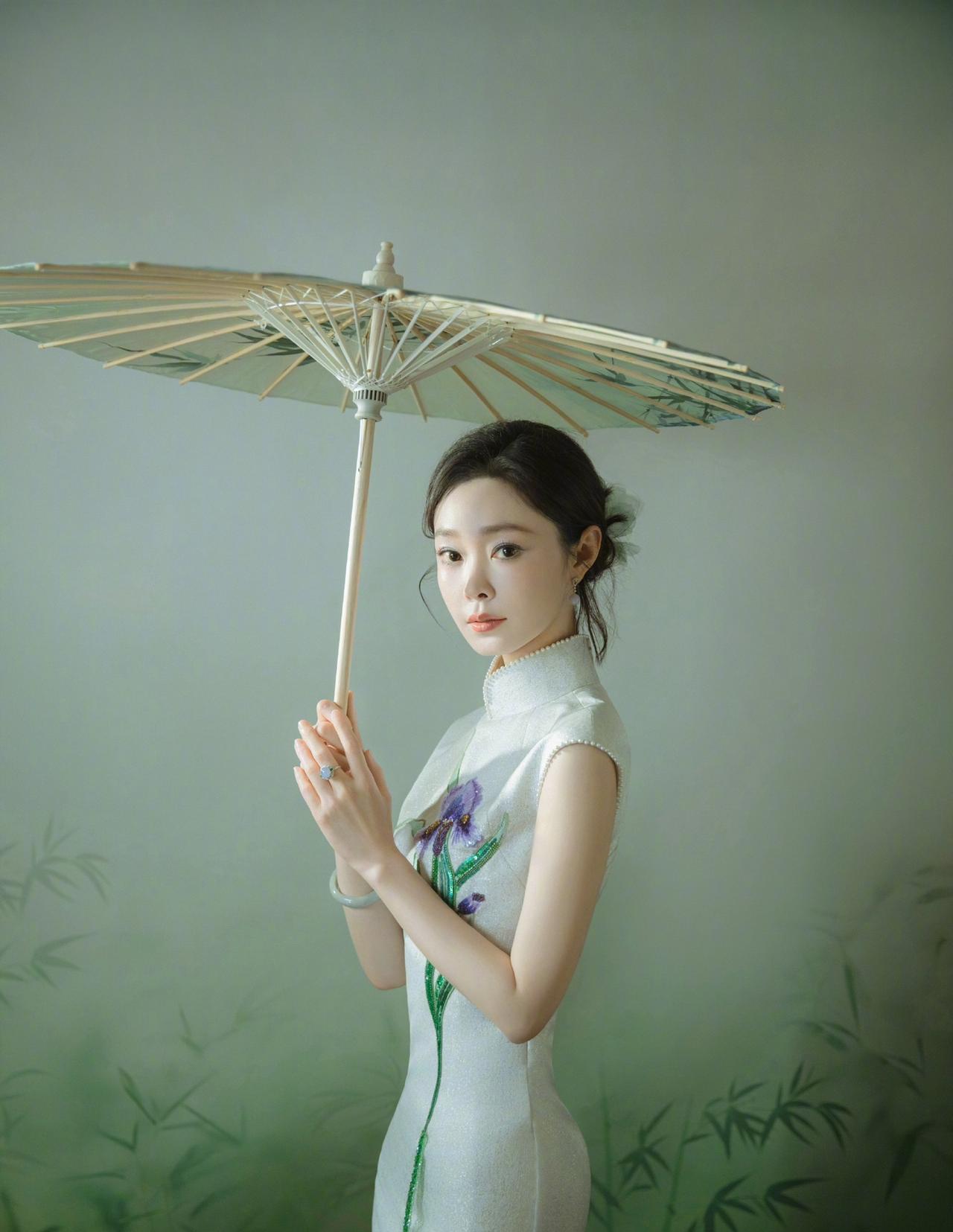 宋铁旗袍裙，太瘦了，显得头特别大，身子小。为了显示凹凸有致，拍的都是侧面，导致屁