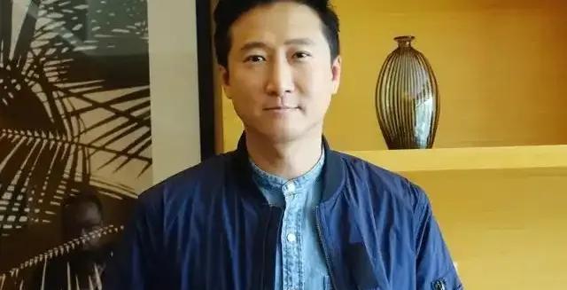 家人们，最近娱乐圈又爆猛料！洪金宝的儿子洪天明和儿媳周家蔚，竟然被曝双双出轨，这