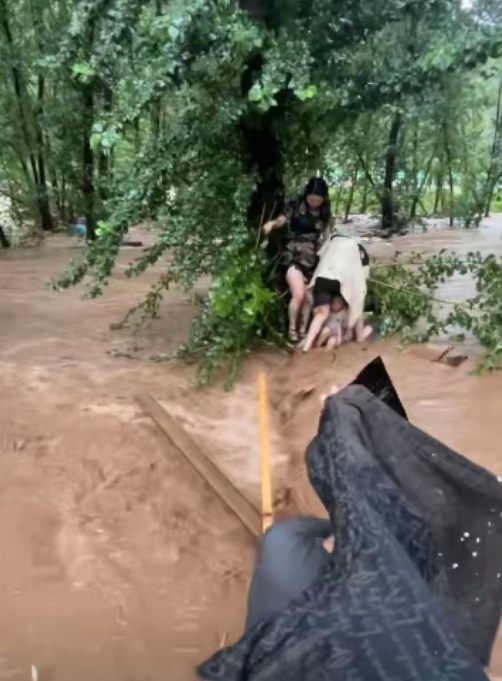 河北暴雨致一露营地多人凌晨被困，亲历者：洪水中6人抱一棵树5小时

近日，河北省