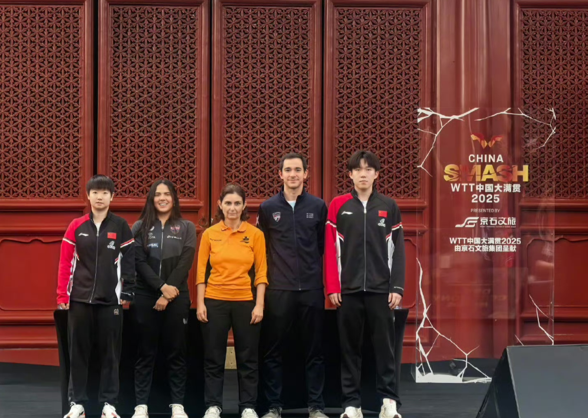 参加WTT中国大满贯抽签仪式的王楚钦和孙颖莎！
两个孩子都特别懂得待客礼仪，对于