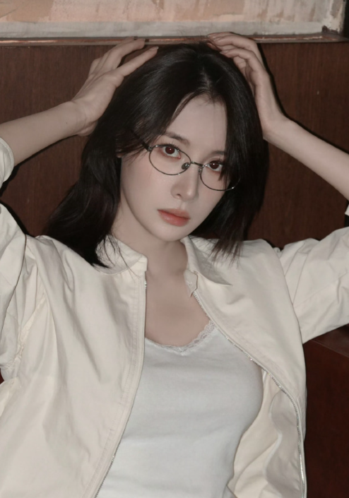 隆妮的眼镜妆造，确实是一绝，喜欢吗？