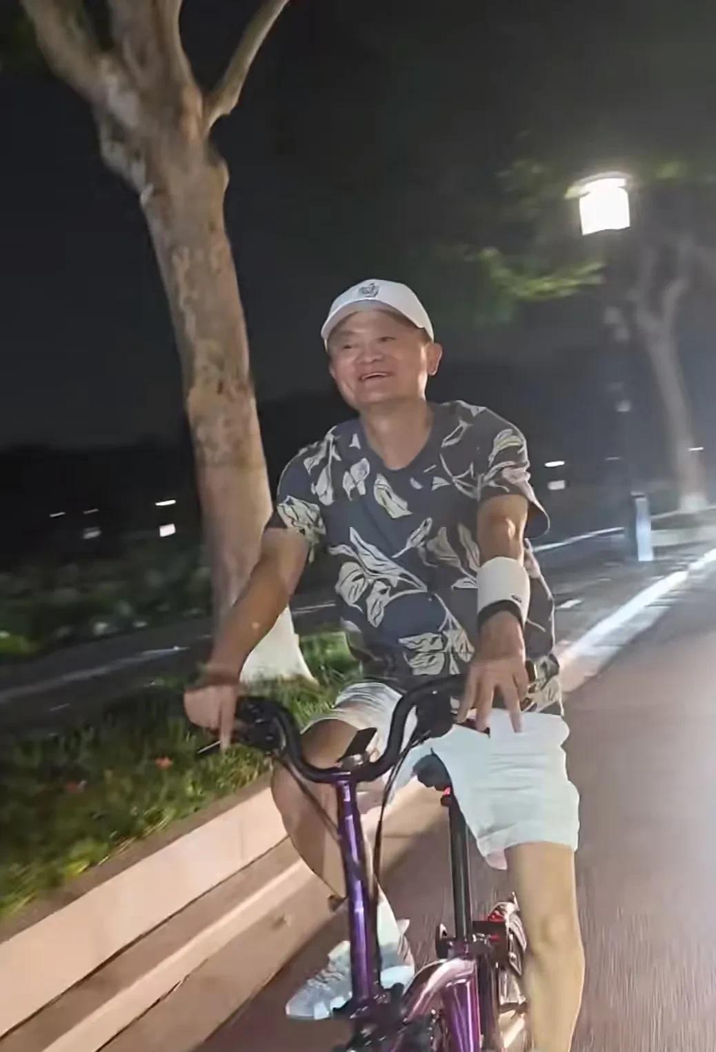 马云夜游西湖
精神状态似乎很兴奋。
仔细看他一身的穿搭：
子鬼冢虎，不是第一次穿