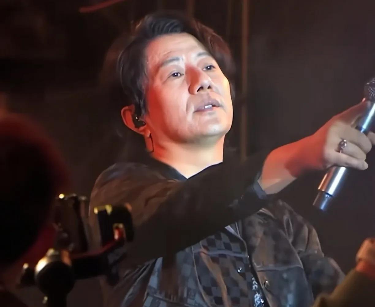又听到郑钧在唱《灰姑娘》了，唱得还是那么好听，如痴如醉，只是郑钧歌里唱的那个灰姑