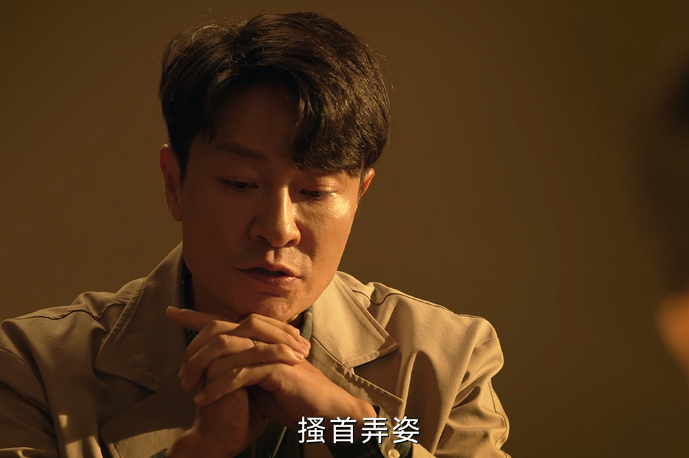 一个女人，每天在镜头前“搔首弄姿”做直播，用赚来的钱养活怀揣着创作梦想的丈夫。