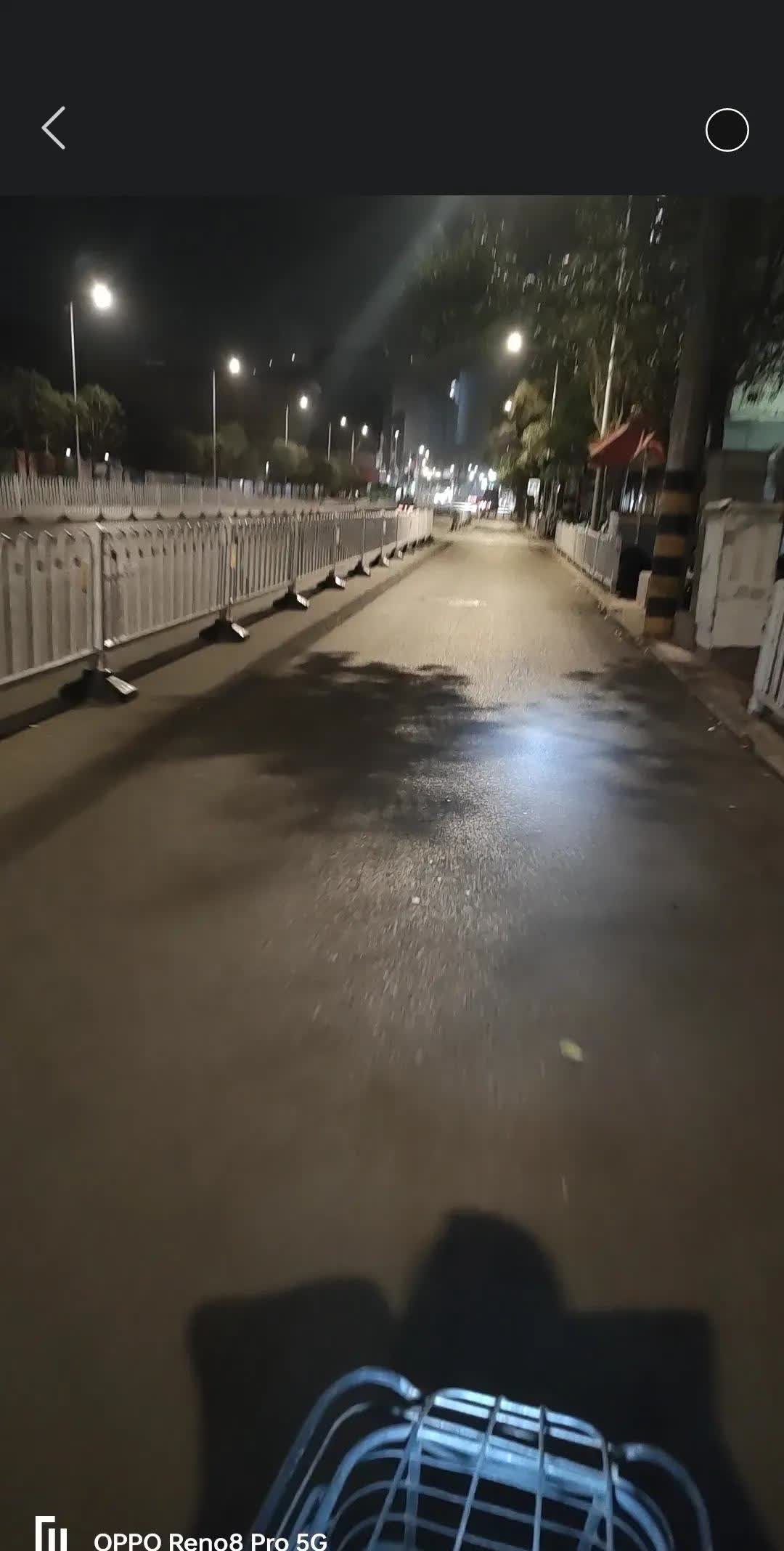 已是凌晨两点多才刚刚下班，每天拖着疲惫的身体骑行在这条路上，看着空旷的路，心里想