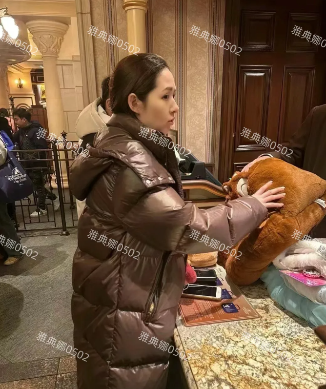 迪士尼偶遇郭碧婷，她本人好高皮肤好白，素颜也特别漂亮，圆脸大眼睛看起来善良富态温