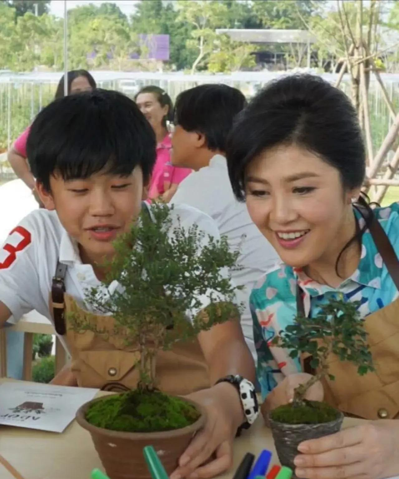 英拉和自己的儿子早些年的照片，母子俩参加学校组织的活动，儿子那个时候小，但看起来