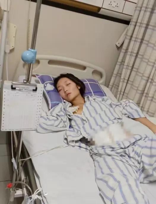 她是个非常漂亮的女孩。
2023年，她考入了山东大学。
还没来得及好好感受大学生