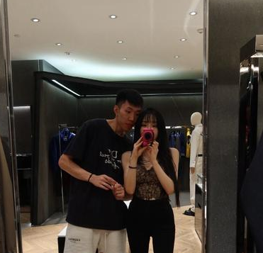 北控男篮球员廖三宁晒出自己和女友的恩爱照迎接2026年，他写道：新年快乐。
廖三