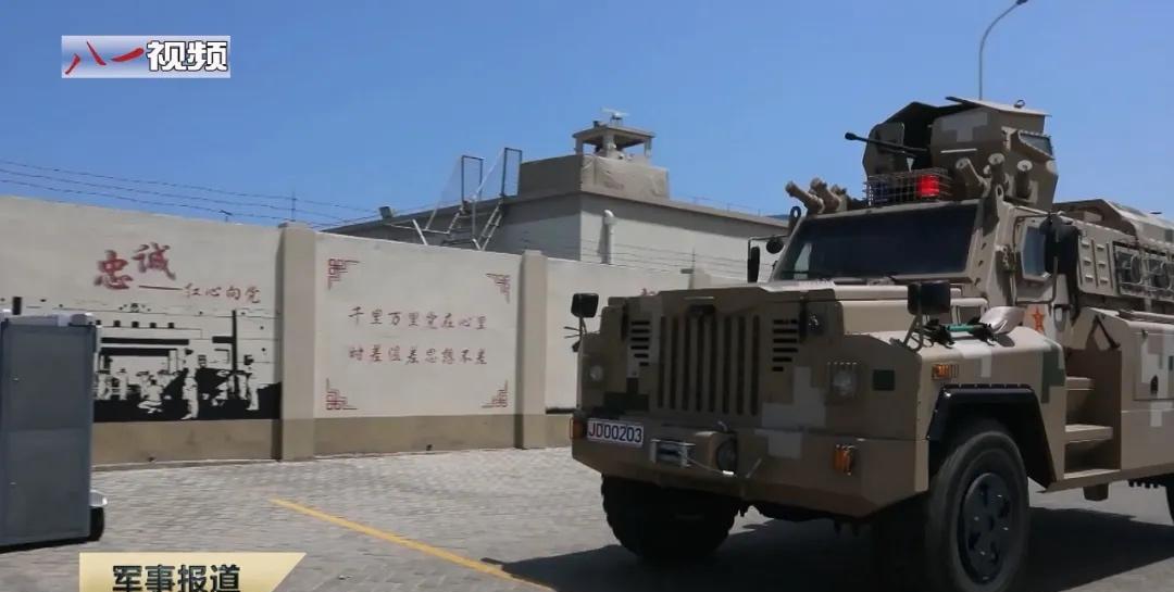 这种国土之外有军营的感觉就是好！
据悉，吉布提综合保障基地码头上靠泊着一艘052