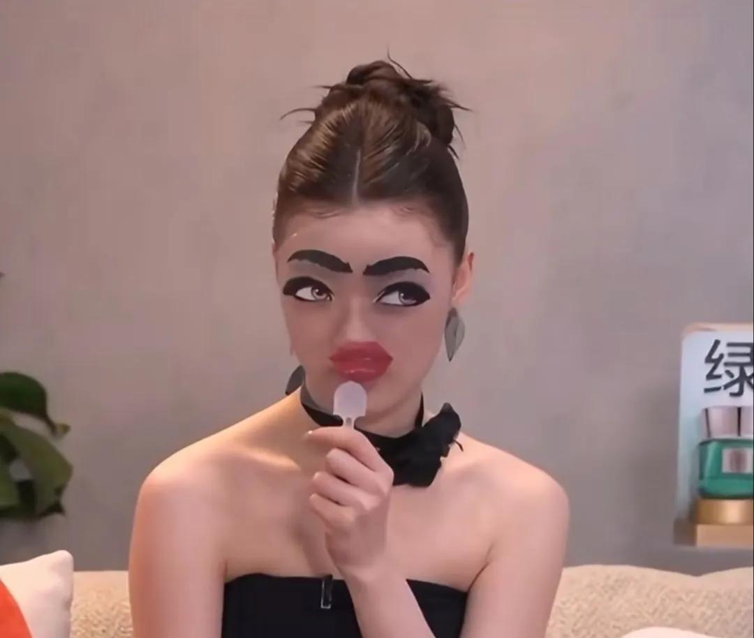 哈哈哈，这会儿的明星都玩的这么大吗？
我看他们都玩得挺开心的，也不在乎那么点形象