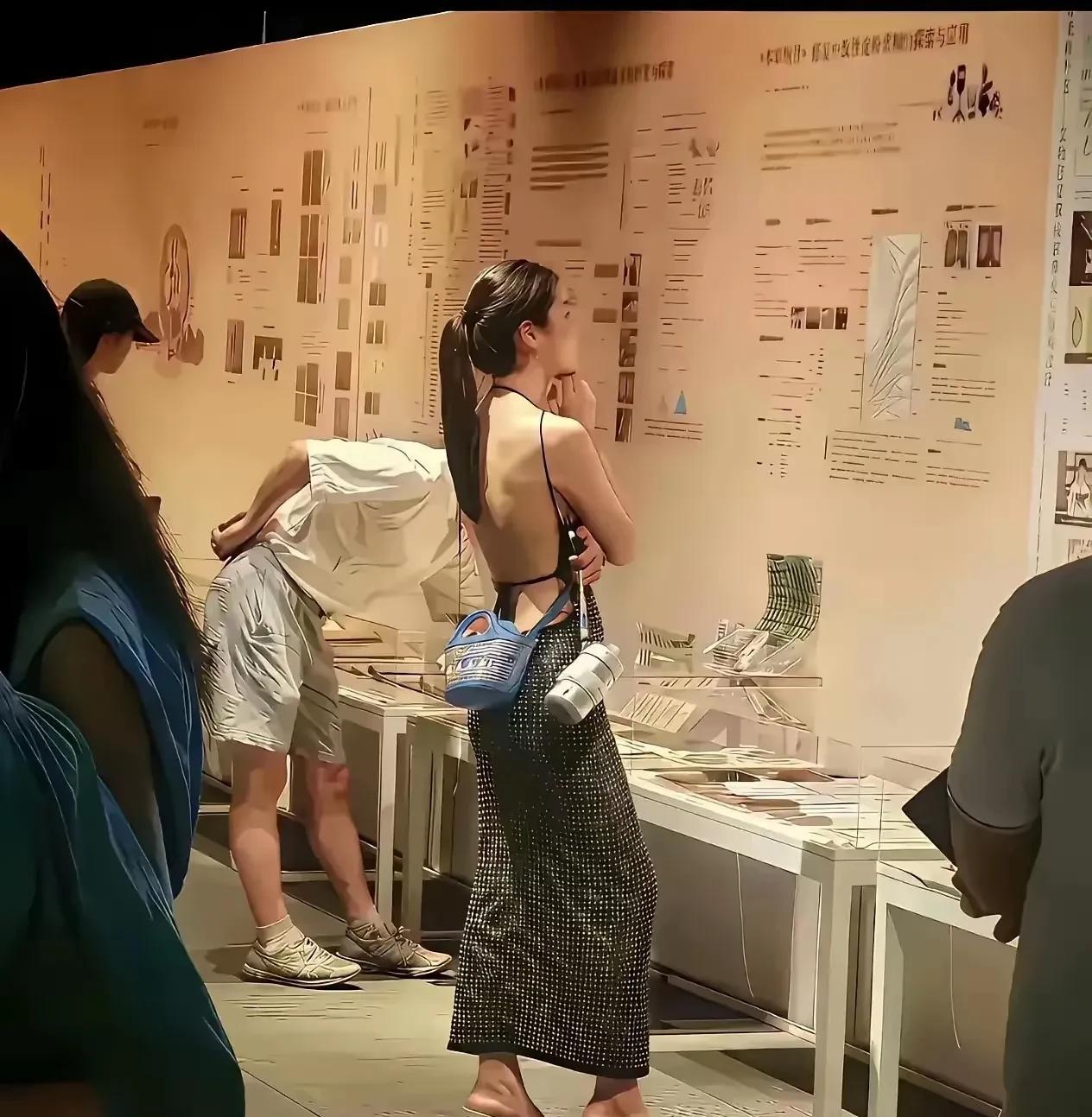 美女穿成这样就出来看展了[奸笑]
旁边的男人还有心思看展吗[憨笑]
现在各地不是