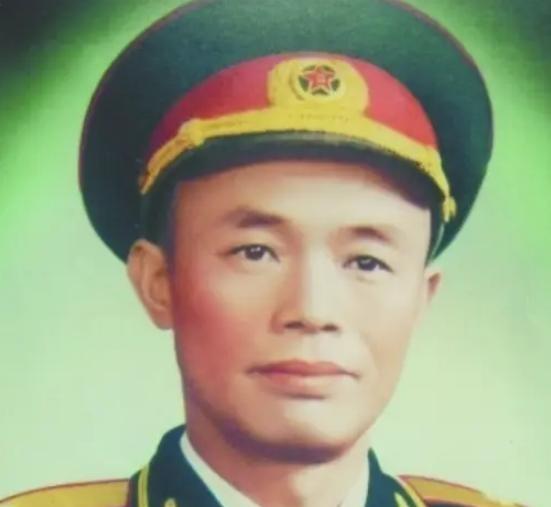 1984年，开国少将钟伟病重。黄克诚去医院看望他，问：“你老家没什么人了吧”。钟