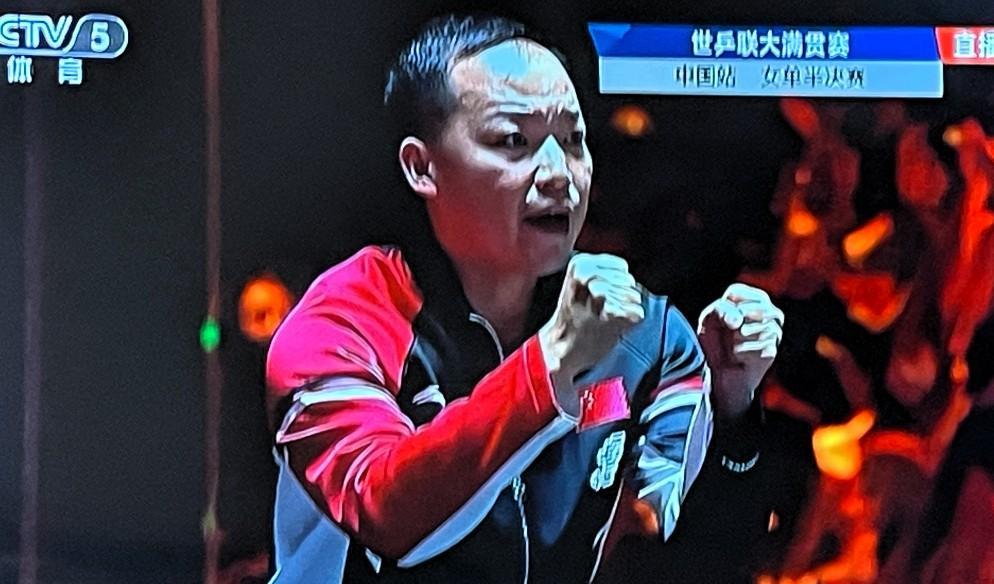 国乒没有女教练的原因找到了[捂脸]
看看王曼昱的场外指导，
任浩教练就会知道原因