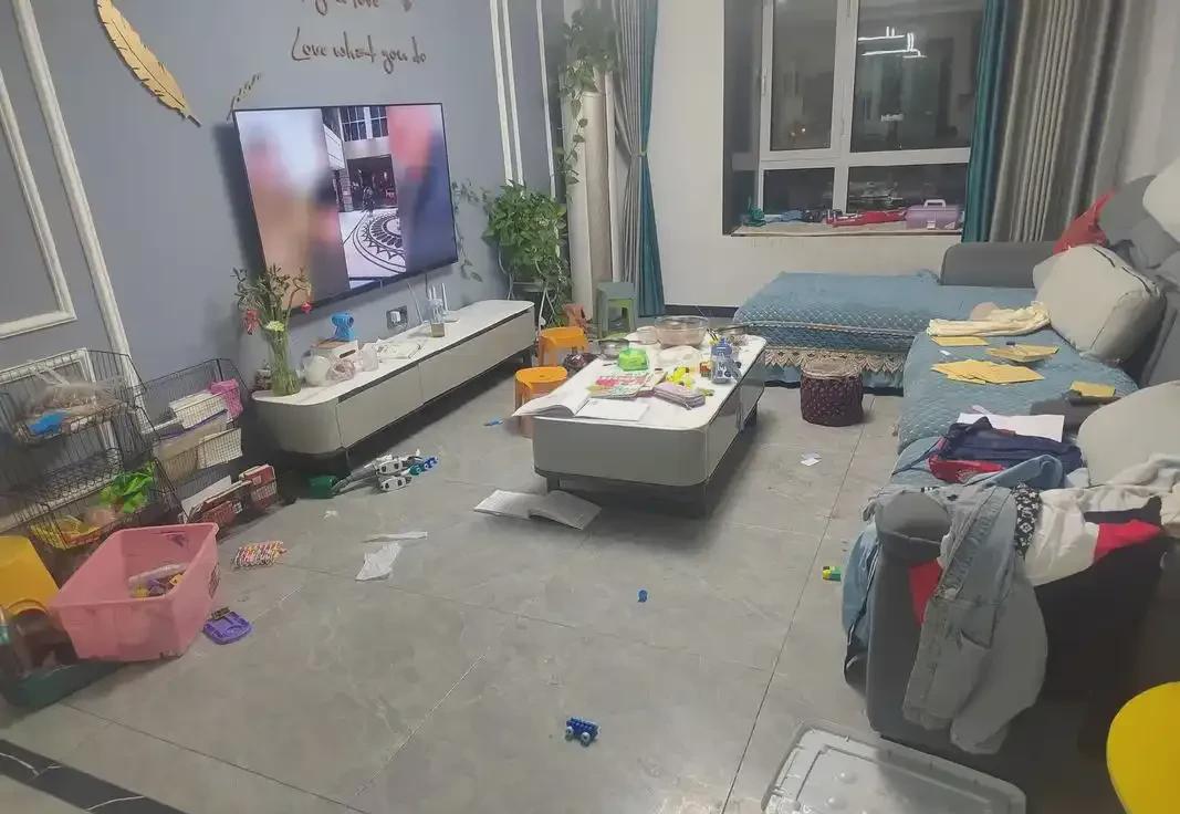 和婆婆同住
实在太糟心了
她整天无所事事
从不帮忙带娃
家务活也懒得做
