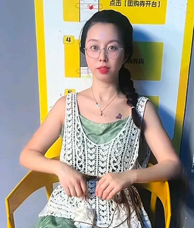 今天情人节，田静收到了礼物，福禄双全项链！
田静生活过得非常惬意，
吃饱饭没事干