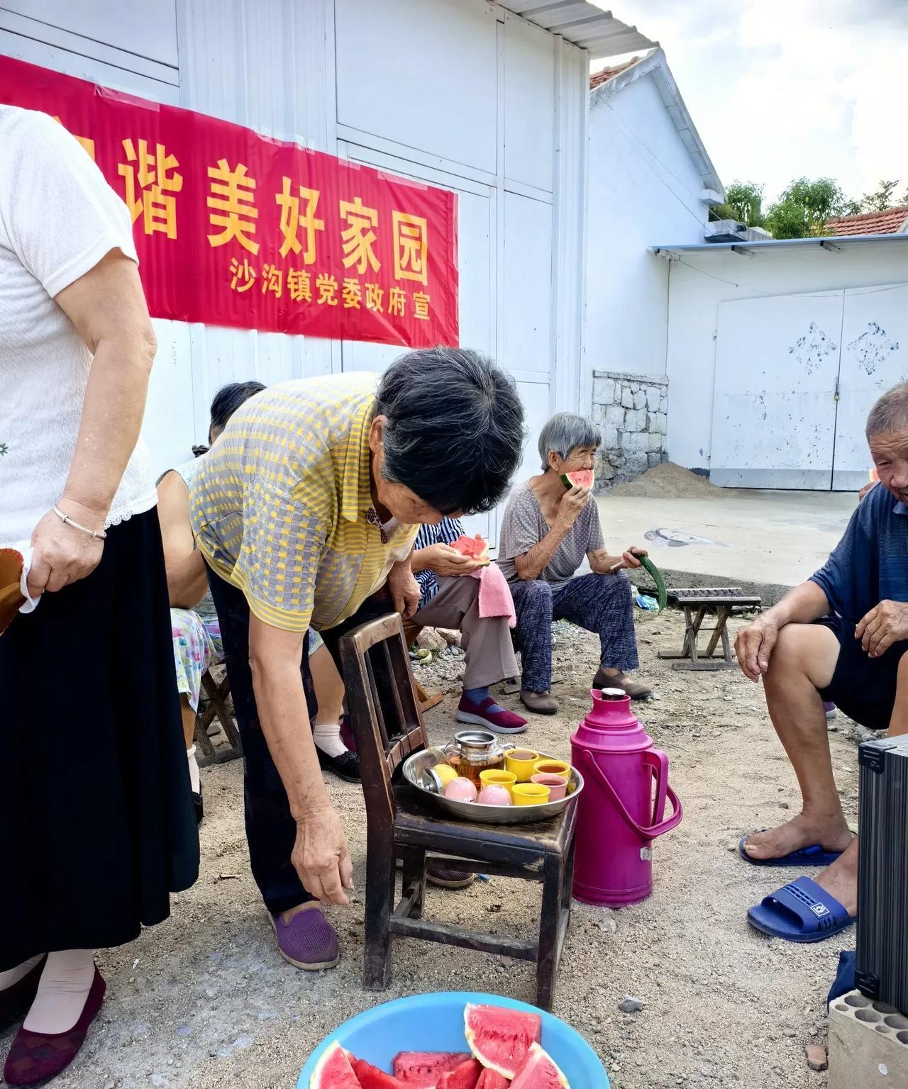 这个婶子真大胆，俺们村的这个习惯真好……
这一阵子持续高温，三十五六度，预报说明