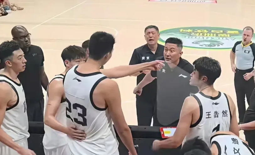 广东宏远是时候换主帅了，陈老板该下决心了。

失理智吼的多了，是个人都不服。
