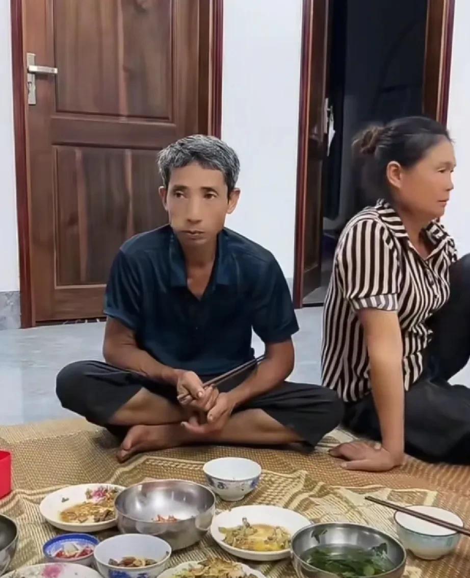 昨晚小松直播可太会了，先对着越南老丈人一顿猛夸：“才60岁就满头白发，太不容易了