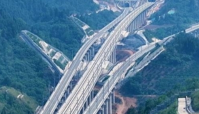 全国各地都在忙“两重”，这事儿跟咱老百姓的生活息息相关。

就拿长江沿线的城市来