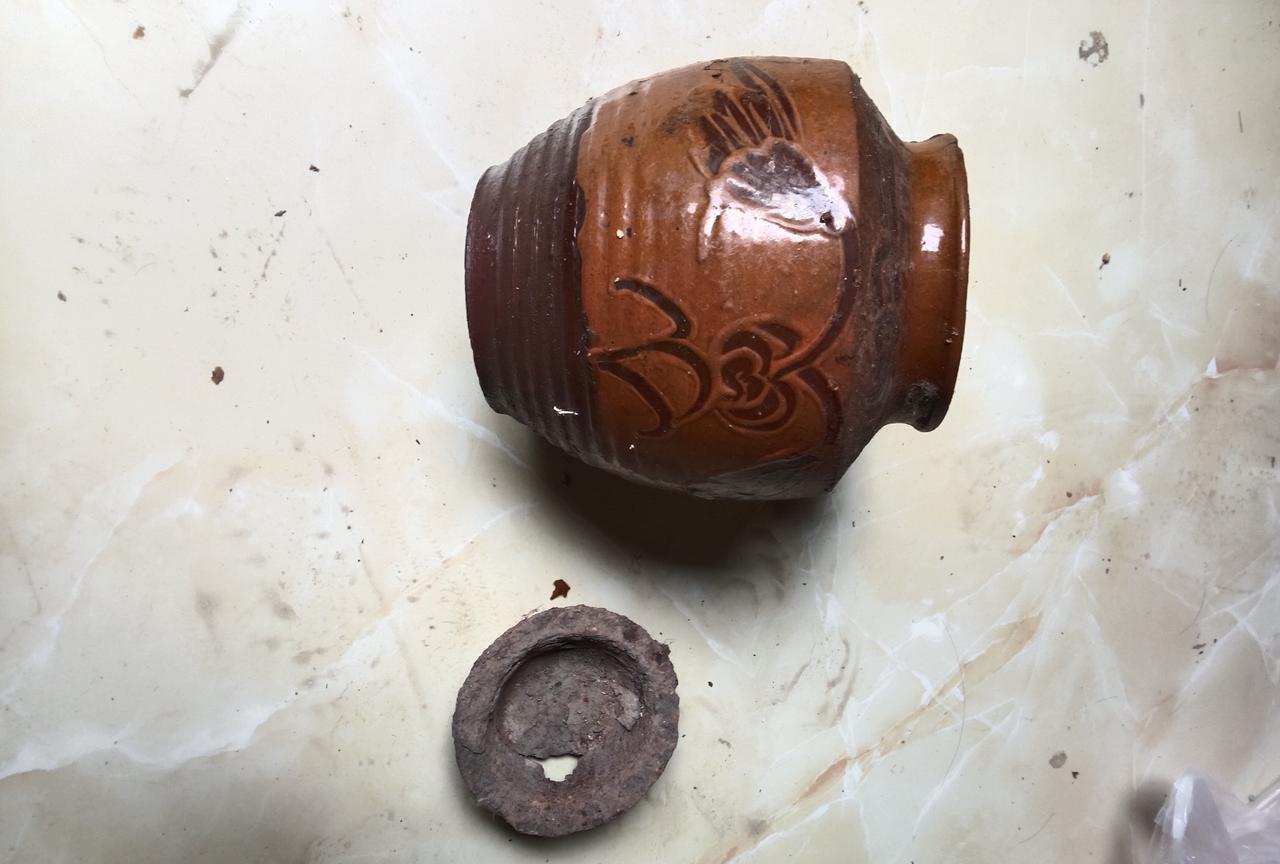 这是我奶奶去世后唯一给我留的一件遗物:一个平时用来装盐的罐子，上面还有一个铁盖，