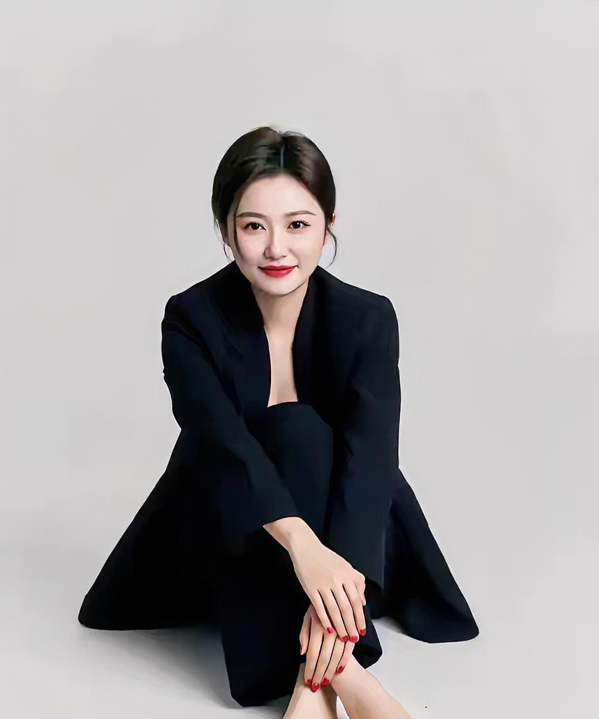职业装美女，这脚和手也太美了吧！