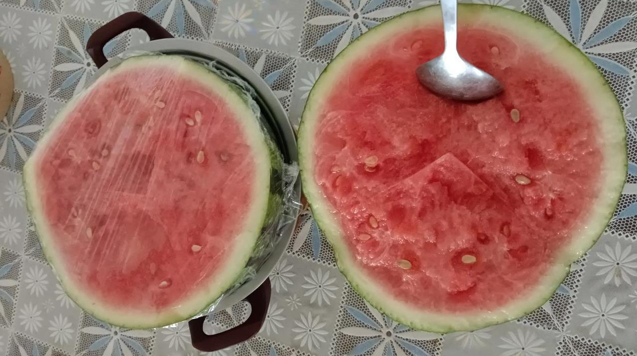 上午我正挂蚊帐，小秀给我打电话，“小姑，你在哪呀？”
墙上贴的那个挂钩又掉下来了