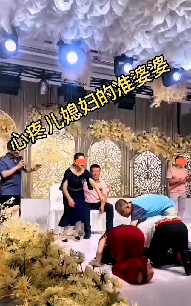 新娘向公婆跪拜之礼，
婆婆赶紧起身制止，这是为什么呢？
原来婆婆心疼有孕在身的儿