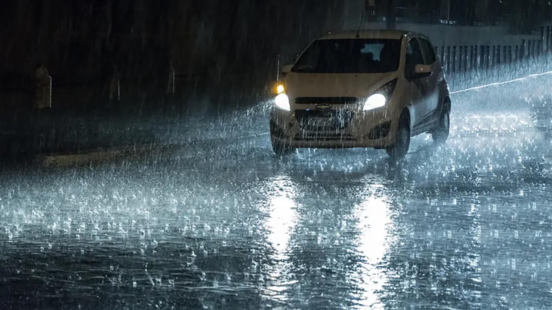 下暴雨开车，雨水撞击车头，会不会被吸入气缸？