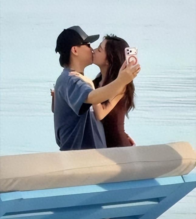 创作歌手胡彦斌曝光新恋情！日前胡彦斌在马尔代夫被拍到与小16岁网红易梦玲在海边亲